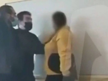Σοκ σε ΕΠΑΛ της Αττικής: Καθηγητής χτύπησε μαθήτρια - Οι συμμαθητές της, έσπασαν το αμάξι του
