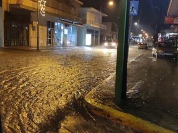 Πλημμύρισε το Μεσολόγγι – Δρόμοι και σπίτια κάτω από το νερό – Έκκληση του Δημάρχου (vid)