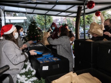  Εορταστικά γεύματα σε αστέγους από τον Δ. Αθηναίων για Χριστούγεννα και Πρωτοχρονιά 