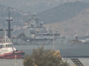 Γερμανική φρεγάτα του ΝΑΤΟ στο λιμάνι του Πειραιά – Βίντεο από την άφιξη του θαλάσσιου θηρίου