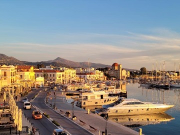 Ηλιοβασίλεμα Φεβρουαρίου στο λιμάνι της Αίγινας (ΕΙΚΟΝΕΣ)