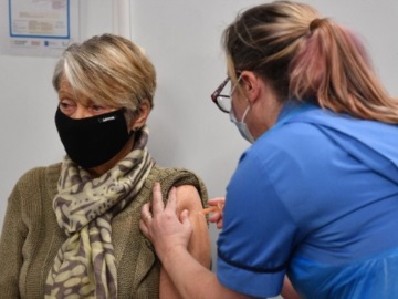 Βρετανία-κορονοϊός: 825 νέοι θάνατοι, σχεδόν 11.500.000 πολίτες έχουν λάβει την πρώτη δόση του εμβολίου