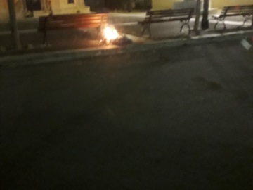 Αίγινα: Φωτιά στην πλατεία   της Κυψέλης.