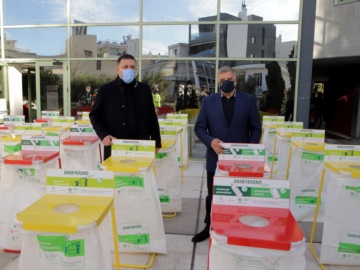  Παράδοση κάδων εσωτερικής ανακύκλωσης από τον Περιφερειάρχη Αττικής Γ. Πατούλη στον Δήμαρχο Π. Φαλήρου Γ. Φωστηρόπουλο