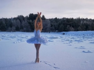 Διαμαρτυρία από Ρωσίδα μπαλαρίνα που χόρεψε τη Λίμνη των Κύκνων σε παγωμένο τοπίο (βίντεο)