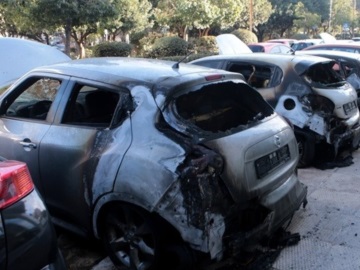 Εμπρηστική επίθεση σε αντιπροσωπεία αυτοκινήτων στην Καισαριανή - Κάηκαν δέκα οχήματα