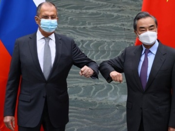 Λαβρόφ: Η Ρωσία και η Κίνα πρέπει να αποδεσμευθούν στις συναλλαγές τους από το δολάριο