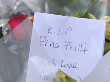 Με λουλούδια, ζωγραφιές, σημειώματα και σημαίες, οι Βρετανοί τιμούν τον πρίγκιπα Φίλιππο