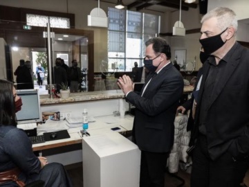 Ο Δήμαρχος Πειραιά Γιάννης Μώραλης υποδέχθηκε τον Υφυπουργό Ψηφιακής Διακυβέρνησης Γιώργο Γεωργαντά στο κεντρικό ΚΕΠ Πειραιά