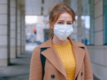 Αυτή είναι η πρώτη χώρα που καταργεί τη χρήση μάσκας σε εξωτερικούς χώρους