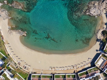 Παραλία και ψητό αρνί: Αθηναίοι κλείνουν μαζικά βίλες Airbnb για το Πάσχα, στην Αττική -Στο 80% η πληρότητα 