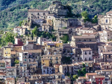  Πωλούνται παλιά σπίτια για 1 ευρώ στη Σικελία 