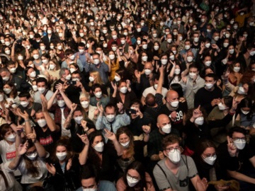 Απίστευτο αλλά επιτυχημένο «πείραμα» στην Ισπανία: 5.000 άτομα πήγαν σε συναυλία φορώντας μάσκες και δεν κόλλησε κανείς