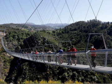 Πορτογαλία: Εγκαινιάστηκε η μακρύτερη κρεμαστή πεζογέφυρα στον κόσμο (VIDEO)