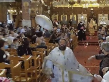 Κύπρος: Ο πατέρας Ηρακλής κράτησε το έθιμο της Πρώτης Ανάστασης κι έκανε «κατοστάρι» (video)