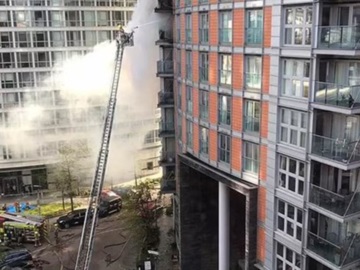  Λονδίνο: Μεγάλη φωτιά σε πολυώροφο κτίριο - Περισσότεροι από 125 πυροσβέστες στο σημείο
