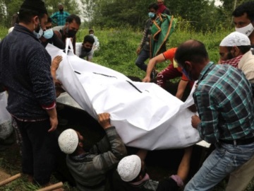 Φρίκη στην Ινδία: Δεκάδες πτώματα πιθανών θυμάτων του κορονοϊού ξεβράστηκαν στις όχθες του Γάγγη