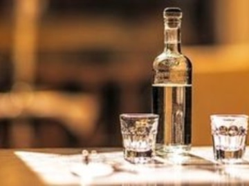 Νέα αμερικανική έρευνα: Το αλκοόλ φέρνει τους ξένους πιο κοντά σωματικά
