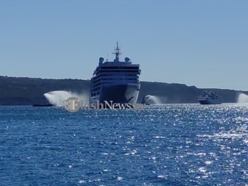 Κρήτη: Με αψίδες νερού υποδέχτηκαν τα κρουαζιερόπλοια στα Χανιά