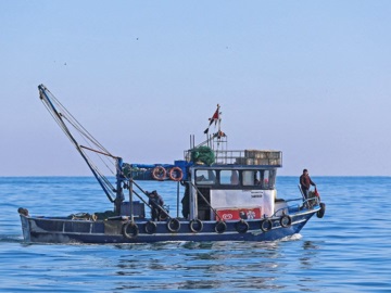 Τουρκικά αλιευτικά έφτασαν νότια της Γαύδου και πήραν άδεια να καταπλεύσουν -λόγω καιρού- στη Σούδα