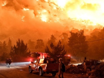 Εκτός ελέγχου η φωτιά στην Κορινθία: Εκατοντάδες κάτοικοι εγκατέλειψαν τα σπίτια τους – Ισχυροί άνεμοι προμηνύουν εφιαλτική νύχτα