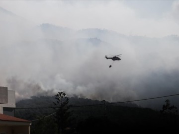  Πυρκαγιά στην Κορινθία: Διάσπαρτες εστίες, κόπασαν οι άνεμοι, σηκώθηκαν εναέρια μέσα