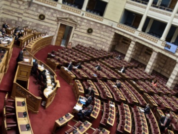 Συνεπιμέλεια: Ψηφίστηκε ο νόμος - Οι διαρροές από τη ΝΔ, η στάση του ΣΥΡΙΖΑ και η αντίδραση της αντιπολίτευσης