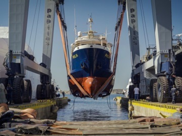 Με μια εντυπωσιακή επιχείρηση καθέλκυσης επέστρεψε στη θάλασσα το ερευνητικό σκάφος Φιλία