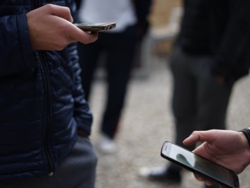 Πώς επηρεάζει η συχνή χρήση κινητού τηλεφώνου τους έφηβους
