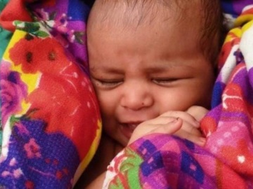 Ινδία: Εντοπίστηκε μωρό σε ξύλινο κουτί που επέπλεε στον ποταμό Γάγγη - ΒΙΝΤΕΟ