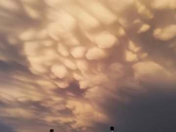 Παράξενα σύννεφα στον ουρανό της Λάρισας - Τι είναι τα &quot;mammatus&quot; και ποια φαινόμενα προμηνύουν - ΦΩΤΟ