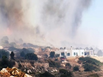 Πάρος: Αναζωπύρωση της πυρκαγιάς στην περιοχή του Προδρόμου