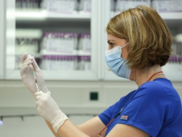 Η Pfizer θα ζητήσει έγκριση για τρίτη ενισχυτική δόση του εμβολίου και ετοιμάζει και νέο, κατά της «Δέλτα» 