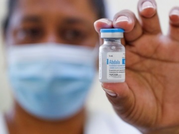 Covid-19: Εγκρίθηκε για κατεπείγουσα χρήση το κουβανικό εμβόλιο Αμπντάλα