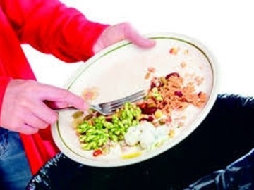 Το 17% όλου του φαγητού στη Γη πετιέται στα σκουπίδια χωρίς να καταναλωθεί 