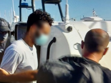 Φολέγανδρος: Έφτασε στον Πειραιά ο 30χρονος γυναικοκτόνος – Θα οδηγηθεί στον Κορυδαλλό