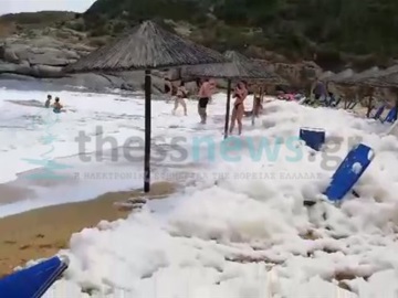 Χαλκιδική: «Άφρισε» παραλία στη Σιθωνία – Η εξήγηση πίσω από το φαινόμενο