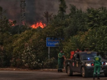 Καίγεται η Βαρυμπόμπη – Εκκενώθηκαν περιοχές