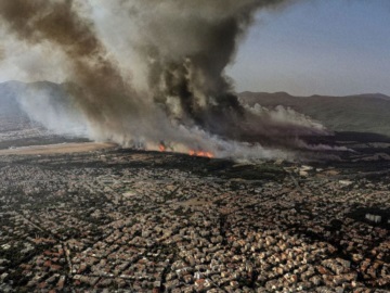 Η εξέλιξη της πυρκαγιάς στην Βαρυμπόμπη σε συγκλονιστικό βίντεο 26 δευτερολέπτων 