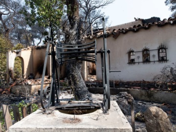 Χαρδαλιάς για τη φωτιά στη Βαρυμπόμπη: Κάηκαν 12.500 στρέμματα και ζημιές σε 94 σπίτια 