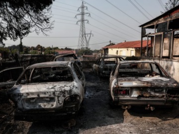 Φωτιά στη Βαρυμπόμπη: Συγκλονιστικές εικόνες από την καταστροφή που άφησε πίσω της η πύρινη λαίλαπα