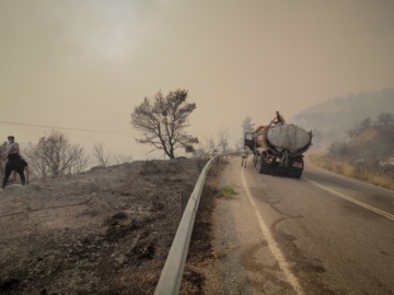 Σε πύρινο «κλοιό» η βόρεια Εύβοια: Μήνυμα από το 112 για την εκκένωση των Κεχριών - Αγώνας να μην φτάσει η φωτιά στο Μαντούδι