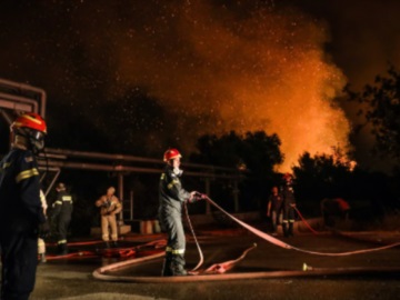Καίγονται σπίτια στις Αφίδνες - Εκκενώνονται Καπανδρίτι, Πολυδένδρι, Αγιος Στέφανος 