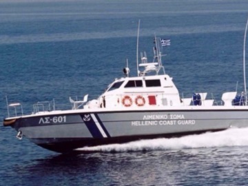 Με σκάφος του Λιμενικού απεγκλωβίζονται 10 πολίτες στο Βαθύ Γυθείου λόγω της φωτιάς