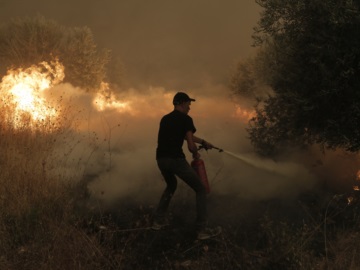Φωτιά στην Εύβοια: Ανησυχία για τις επικίνδυνες αναζωπυρώσεις με το βλέμμα στην επόμενη μέρα