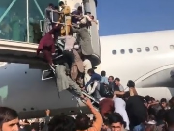 Αφγανιστάν: Απίστευτες εικόνες στο αεροδρόμιο της Καμπούλ - Χάος και ποδοπατήματα
