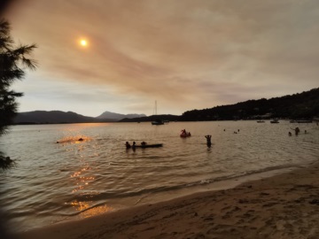 Το δράμα των πυρκαγιών της Αττικής στον ουρανό του Πόρου (φωτογραφίες)