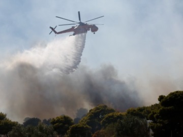 Δραματική η κατάσταση από την πυρκαγιά στα Βίλια, εκκενώθηκαν 5 οικισμοί και γηροκομείο
