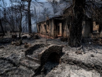 Βίλια – Τουλάχιστον πέντε σπίτια έχουν καταστραφεί ολοσχερώς από τη φωτιά