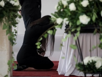 Κηδεία Τσοχατζόπουλου: Γονάτισε δίπλα στο φέρετρο η Σταμάτη